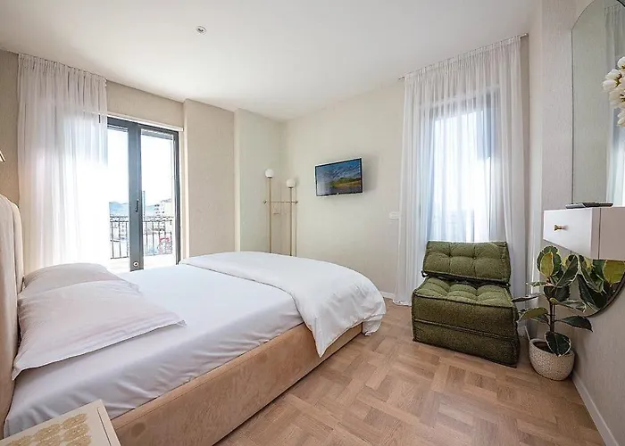 Terrace Square View Apartment *