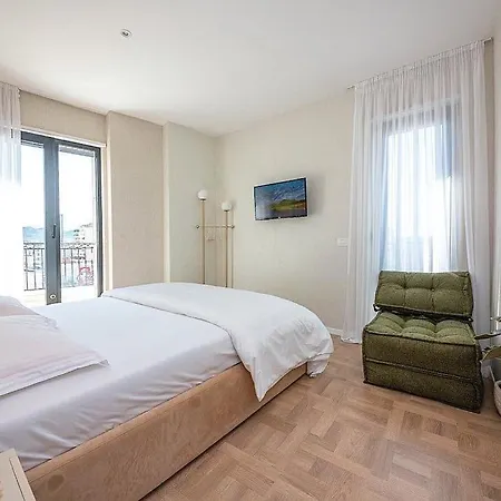 Terrace Square View Apartment *